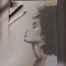 - TEG - Ejercicio de papel craft con grafito y lápiz blanco.. Pencil Drawing, Drawing, Portrait Drawing, and Realistic Drawing project by Paula Jiménez - 11.07.2021