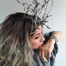 My project in Floral Headpiece: Using Flowers to Create Accessories course. Accessor, Design, Fashion Design, DIY, Floral, and Plant Design project by Mariana Cattoir - 11.10.2021