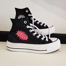 Mi Proyecto del curso: Restauración y personalización de Converse Chuck Taylor All Stars by LASUELA. Un progetto di Design di accessori, Fashion design, Pittura acrilica, DIY, Upc e cling di Jorge - 11.11.2021