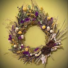 My project in Wreath Creation with Dried Flowers course. Design, Interior Design, L, scape Architecture, DIY, Floral, Plant Design, and Textile Design project by Una Mullan - 11.20.2021