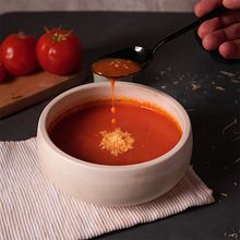 Proyecto final: Sopas con food styling. Un proyecto de Fotografía, Redes Sociales, Retoque fotográfico, Fotografía con móviles, Fotografía de producto, Fotografía digital, Fotografía gastronómica, Fotografía para Instagram, Fotografía Lifest, le, Food St y ling				 de Daniela Grajales - 19.06.2023