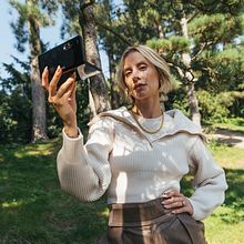 Samsung Galaxy Z Fold3 5G with Lisa Hahnbück. Un progetto di Fotografia di Tobias Holzweiler - 27.11.2021