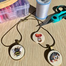 Mi Proyecto del curso: Bordado en miniatura: crea joyas textiles. Jewelr, Design, Embroider, and Textile Design project by mplili - 12.21.2021