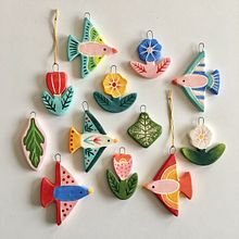 Adornos de Navidad 2021. Un proyecto de Cerámica, Ilustración tradicional y Diseño de Pepa Espinoza - 01.12.2021