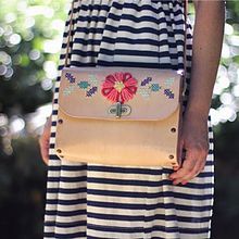 Embroidering into leather . % Raquel Ezquerro (Lanusa) tarafından hazırlanan Tasarım, Ve Nakış projesi - 12.02.2021