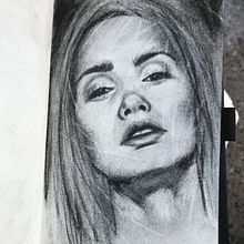 My project in Artistic Charcoal Portraiture: Creating Atmosphere course. Un progetto di Illustrazione tradizionale, Belle arti, Disegno, Disegno di ritratti, Disegno realistico e Disegno artistico di Myriam - 02.12.2021