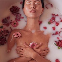 milk bath . Un proyecto de Fotografía, Retoque fotográfico, Fotografía de retrato, Iluminación fotográfica, Fotografía artística, Composición fotográfica, Fotografía para Instagram y Creatividad de Serena Morandi - 02.12.2021