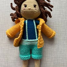 Muñeco . Un progetto di Artigianato, Design di giocattoli, Fiber Art, Uncinetto e Amigurumi di gallenglish - 04.12.2021