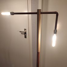 Custom Lamp out of wood in combination with copper. Un proyecto de Diseño y creación de muebles					 de nielsvzanten - 02.05.2021