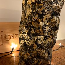 Black and gold vase. Un proyecto de Artesanía y 3D de Maria Lopez - 28.11.2021