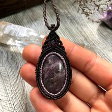 Colar Lepidolite. Un proyecto de Macramé, Diseño de jo y as de Cátia Fernandes - 05.12.2021