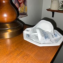 Tasse et boules de verre et vaisselle antique . Un proyecto de Ilustración tradicional de Nadia Desroches - 05.12.2021