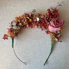 Corona de flores. Un proyecto de Diseño de complementos, Diseño de moda, DIY, Diseño floral y vegetal de gallenglish - 05.12.2021