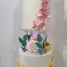 My Elegant outcome of Sugar Flower, sugar leaves & Pillar. Un proyecto de Diseño y DIY de Mary Cris Martin - 05.06.2021