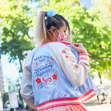 Making Art, Breaking Hearts satin bomber jacket. Un proyecto de Ilustración tradicional, Lettering, Bordado y Fotografía de Alice - 05.12.2021