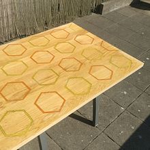 Custom coffee table with Epoxy hexagons. Un proyecto de Diseño, creación de muebles					 y Diseño industrial de nielsvzanten - 06.12.2021