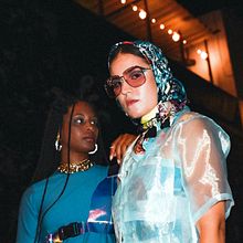 928-922. . Un proyecto de Diseño de moda, Fotografía de moda, Publicidad, Fotografía, Br, ing e Identidad, Diseño editorial, Marketing, Arte urbano, Creatividad, Tejido y Diseño de Paz Luján - 07.12.2021