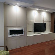 Mueble de salón con TV y chimenea. Un proyecto de Diseño, Diseño de interiores, Interiorismo y Decoración de interiores de Susana Gutiérrez González - 01.01.2020