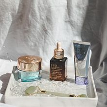 Estée Lauder . Publicidade, Fotografia, Direção de arte, Roteiro, Criatividade, e Vídeo projeto de Larissa Cunegundes - 07.12.2021