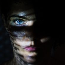 Hiding in the shadows. Photograph, Portrait Photograph, Photographic Lighting, Fine-Art Photograph, and Digital Photograph project by Ionela Hamz - 08.17.2018
