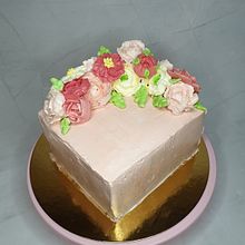 My project in Decorative Buttercream Flowers for Cake Design course. Un progetto di Design e DIY di Yoanna Kalugerova - 11.12.2021