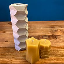 Honeycomb vase and candles. Un progetto di Design, Design di accessori, Artigianato, Belle arti, Interior design, Interior Design, Interior Design e DIY di daniela_fendt - 15.12.2021