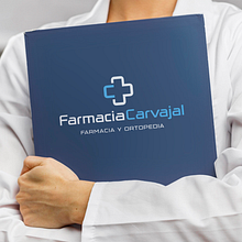 Diseño de identidad corporativa para un establecimiento de farmacia y ortopedia ubicado en una zona nueva de la ciudad de Málaga.  Nuestro cliente buscaba algo sencillo y moderno basado en la típica cruz de la farmacia y jugar con la inicial “C”.. Un proyecto de Diseño, Diseño de logotipos, Br e ing e Identidad de Alejandro Prieto Jaime - 20.12.2021