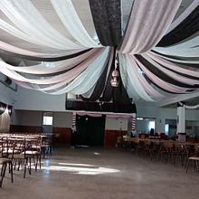 Decoracion de salón: Fiesta de Egresados 2021. Een project van  Interieurdecoratie van Fabiana Frutos - 20.12.2021