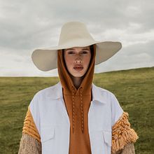 Ataraxia. Photograph, Fashion Photograph, Portrait Photograph, Digital Photograph, Photograph, Post-production, Photographic Lighting, Outdoor Photograph, Commercial Photograph, and Photographic Composition project by Natalia Gw - 12.28.2021