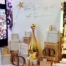 DIOR CHRISTMAS JADORE - Diseño de tienda efímera en aeropuerto. Design, Spatial Design, Furniture Design, Making, Interior Design, Lighting Design, Events, Interactive Design, Set Design, and Advertising project by CHEMA NIETO Madrid - 12.29.2021