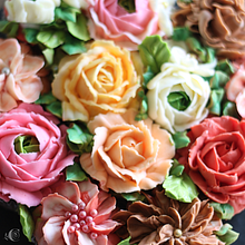 My project in Decorative Buttercream Flowers for Cake Design course. Design, DIY, and Photograph project by Ana Bernal - 12.15.2021