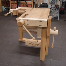 Small workbench with wooden vices. Un progetto di Design e creazione di mobili e Design di Jarek Ostaszewski - 01.01.2022