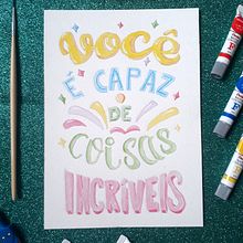 Meu projeto do curso: Lettering em aquarela repleto de cor. Un proyecto de Lettering, Pintura a la acuarela, H y lettering de Larissa Manfredo Maia - 04.01.2022