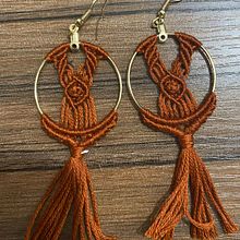 My project in Macramé Jewelry course. Arts, Crafts, Jewelr, Design, Fiber Arts, Macramé, and Textile Design project by Cinthia Paulino - 01.04.2022
