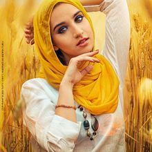 Giulia in the wheat. Photograph project by Andrea Tubili - 08.24.2021