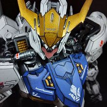 Gundam model kit hand painted with acrylics. Un proyecto de Artesanía de Timothy Ong - 16.10.2021