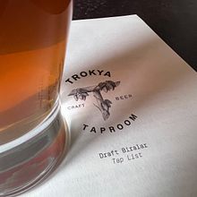 TROKYA CRAFT BEER TAPROOM. Un proyecto de Br, ing e Identidad, Ilustración tradicional y Lettering de Pata Studio - 18.12.2021