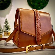 My project in Professional Leather Handbag Design course. Projekt z dziedziny Design, Projektowanie dodatków, Craft, Projektowanie mod,  Sz i cie użytkownika Karin Multhaupt - 05.01.2022