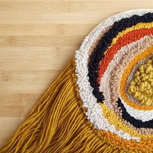 Meu projeto do curso: Tecelagem, bordado e punch needle: criação de pintura têxtil. Accessor, Design, Arts, Crafts, Embroider, Decoration, Fiber Arts, Punch Needle, Weaving, and Textile Design project by Hanna Ichimura - 01.05.2022