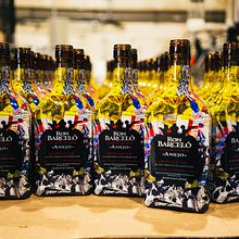 RON BARCELO LIMTED EDITION BOTTLE. Een project van  Art direction, Zeefdruk y Grafisch ontwerp van M.Tony Peralta - 30.06.2019