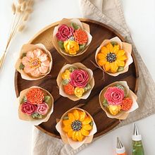Fall Floral Cupcakes. Design, Arts, and Crafts project by Liz Shim - 01.11.2022