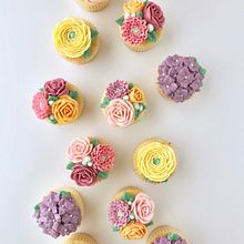 Buttercream Flower Cupcakes. Design, Arts, and Crafts project by Liz Shim - 01.11.2022