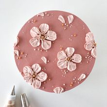 Floral Pattern Cake. Design, Arts, and Crafts project by Liz Shim - 01.11.2022