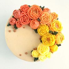 Fall Floral Ombre Cake. Design, Arts, and Crafts project by Liz Shim - 01.11.2022