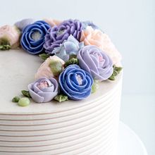 Buttercream Crescent Floral Cake. Un projet de Design  , et Artisanat de Liz Shim - 11.01.2022