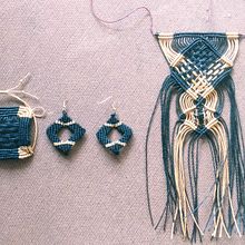 Amarillo y negro. Arts, Crafts, Jewelr, Design, Fiber Arts, Macramé, and Textile Design project by Aura Rendon - 01.12.2022
