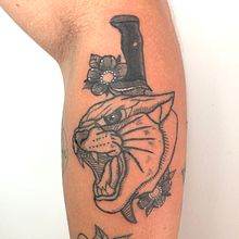 Puma, Daga y cerezos  . Un progetto di Illustrazione tradizionale, Design di tatuaggi, Illustrazione botanica e Illustrazione vettoriale di Sebastian Ramirez Prats - 05.01.2022