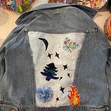 My project in Fashion Design: Painting and Embroidering Garments course. Painting, Fashion Design, Embroider, DIY, Upc, cling, and Textile Design project by alexandra_adamescu - 01.16.2022