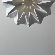 My project in Design Your Own Paper Lamp course. Un projet de Artisanat, Design, Fabrication de mobilier, Conception d'éclairage, Papercraft, Décoration , et DIY de Asta Stanaityte - 17.01.2022