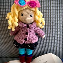 My project in Amigurumi: Design Clothing, Hair and Accessories course. Un proyecto de Artesanía, Diseño de juguetes, Tejido, Crochet, Amigurumi y Diseño textil de tanya_chen14 - 16.01.2022